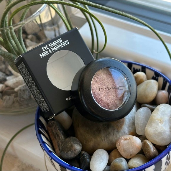 MAC Nude Model Frost Eyeshadow Single Plum Neutral Metallic Shimmer - Picture 2 of 12